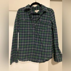 Vineyard Vines size 6 women’s green and blue button down shirt
